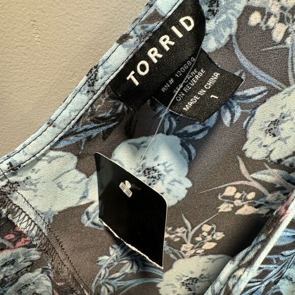 NWT Torrid Hi-Low swoop neck, light blue gray floral top size 1 - Picture 10 of 11